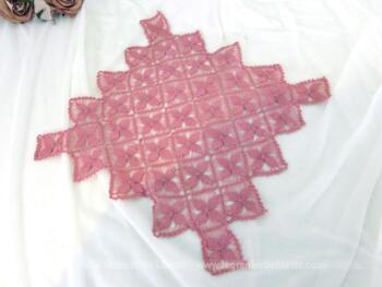 Voici un napperon rose fait main petits carrés bien original composé de petits carrés de 5 x 5 cm réalisé dans un beau fil de couleur rose shabby.