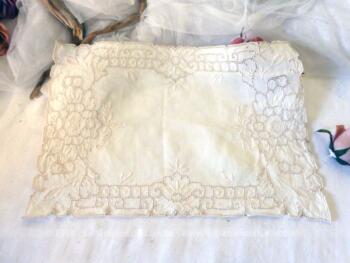 Ancien napperon écru jours et broderies formant de superbes dessins et quadrillages.