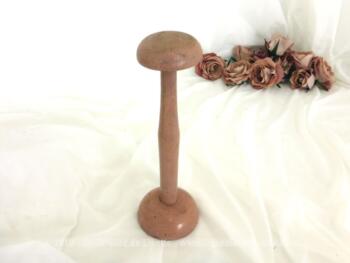 Prévu pour chapeaux de bébé ou poupons, voici un adorable et très vintage petit porte chapeau rose en bois, peint à la main.