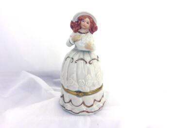Boite originale figurine porcelaine Movitex représentant une jeune fille tenant un panier de fruits.