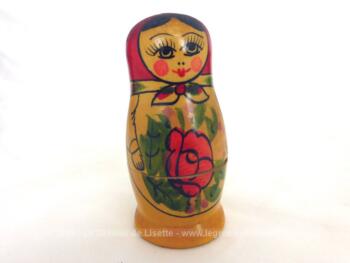 Jeu de 4 anciennes petites poupées Russes au foulard rouge sur fond jaune.