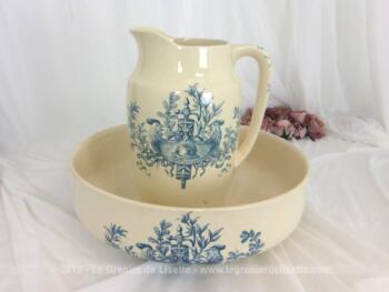 Ancien service toilette Longchamp modèle Chantecler, voici un ensemble de la fin du XIX° avec bassine et broc avec des dessins de double Coqs et de grand écusson.