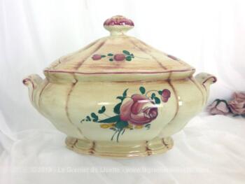 Ancienne soupière ovale aux roses. Sa forme originale et ses décors peints à la main en font une pièce unique.