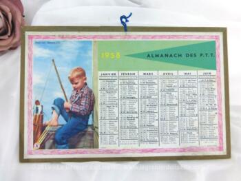 Petit almanach cartonné des PTT de 1957, mesurant 20.5 x 13 cm avec un semestre sur chaque face.