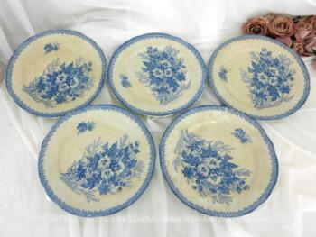 Cinq assiettes terre de fer Onnaing Eglantines de couleur bleue datant de la fin du XIX°, dont le centre est décoré d'un grand bouquet.