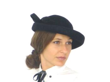 Ancien chapeau bibi feutre noir avec ganse sur le coté et grand rebord.