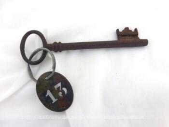 Ancienne clé et sa plaque en laiton chiffre 13 - Pièce unique