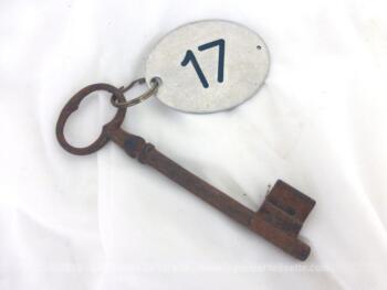 Ancienne clé avec plaque métal ovale numéro 17