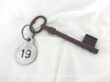 Ancienne clé et sa plaque ronde petit modèle en métal gravée du numéro 19.