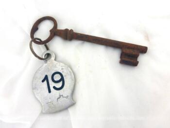 Ancienne clé avec une plaque originale en métal gravée du numéro 19.