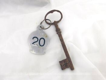 Ancienne clé avec une plaque originale en métal gravée du numéro 20.