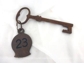 Ancienne clé avec une plaque originale en laiton gravée du numéro 23.