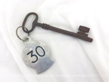 Ancienne clé avec une plaque originale en métal gravée du numéro 30.
