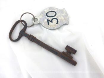 Ancienne clé avec une plaque originale en métal gravée du numéro 30.