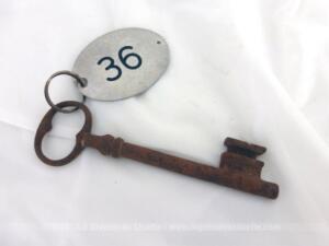 Ancienne clé avec plaque ovale numéro 36