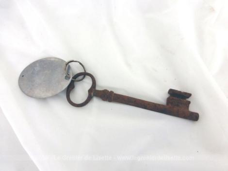 Ancienne clé et sa belle plaque ovale en métal gravée du numéro 36.