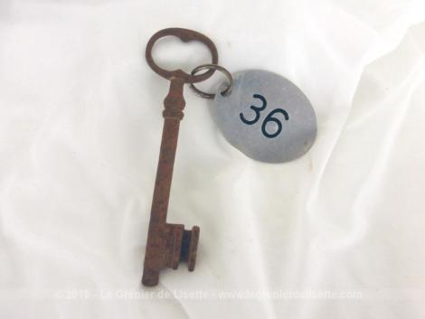 Ancienne clé et sa belle plaque ovale en métal gravée du numéro 36.