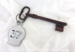Ancienne clé avec une plaque originale en métal gravée du numéro 37.