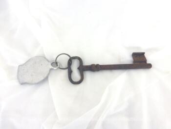 Ancienne clé avec une plaque originale en métal gravée du numéro 37.