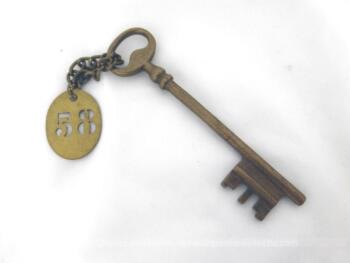 Ancienne clé et sa plaque en laiton chiffre 58 - Pièce unique