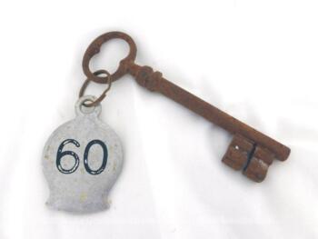 Ancienne clé avec une plaque originale en métal gravée du numéro 60.