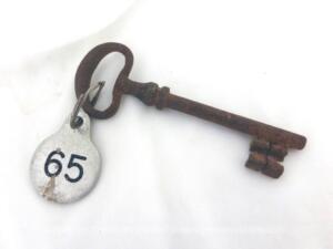 Ancienne clé et sa plaque métal numéro 65