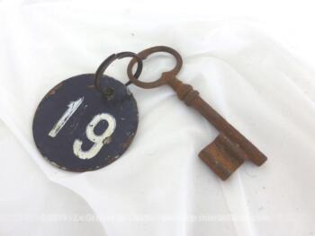 Ancienne clé et sa plaque ronde en fonte avec le numéro 19