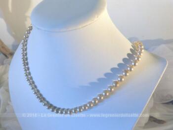 Voici un ancien collier ras de cou aux fausses perles de culture. De très belles imitations, ces perles forment suberbe collier de 55 cm de long .