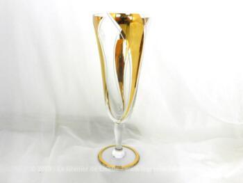 Voici qu'une seule flute à champagne avec dorures et que de choses à réaliser même avec un seul exemplaire: vase soliflore, flute à champagne, décoration...