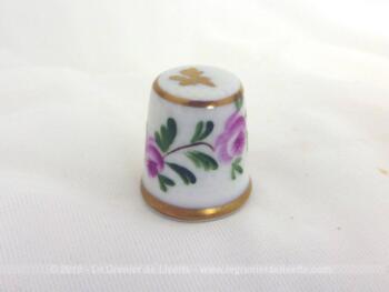 Dé à coudre porcelaine aux fleurs peintes à la main représentant une guirlande de roses avec ses petites feuilles vertes.