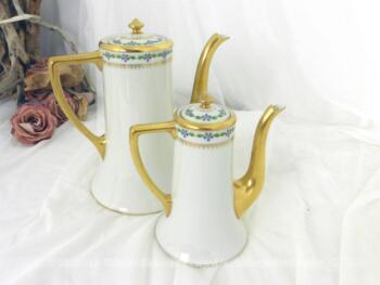 Duo d'anciennes cafetières verseuses bec doré en porcelaine de Limoges composé de deux modèles identiques mais de tailles très différentes.