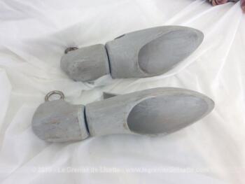 Anciens embauchoirs bois patinés shabby pour forme de chaussures, issue d'une vieille cordonnerie, revisitée par une patine grise et vieillie.