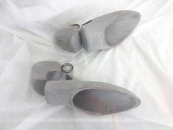 Anciens embauchoirs bois patinés shabby pour forme de chaussures, issue d'une vieille cordonnerie, revisitée par une patine grise et vieillie.