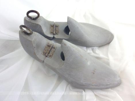 Anciens embauchoirs bois patinés shabby pour forme de chaussures, issue d'une vieille cordonnerie, revisitée par une patine grise et vieillie.