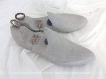 Anciens embauchoirs bois patinés shabby pour forme de chaussures, issue d'une vieille cordonnerie, revisitée par une patine grise et vieillie.
