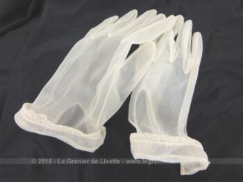 Anciens gants nylon écru revers dentelle datant des années 60/70, de taille standard (7 ) pour mains fines avec broderies et revers au poignet.