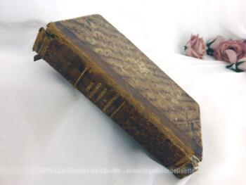 Ancien livre Choix d'Enigmes, Charades et Logogriphes, depuis leur origine jusqu'à ce jour, dédié aux amateurs par une société de Gens de Lettres, datant de 1828.