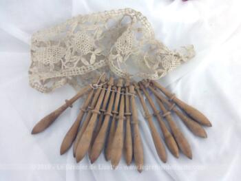 Quinze anciens fuseaux en bois et dentelle, mesurant 10.5 cm de long et prévus pour la création de fine dentelle au fuseaux.
