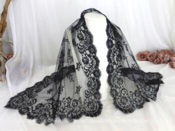 Ancienne étole dentelle noire rectangulaire de 55 x 100 cm est toute en belle et délicate dentelle avec des dessins remplis de charme.