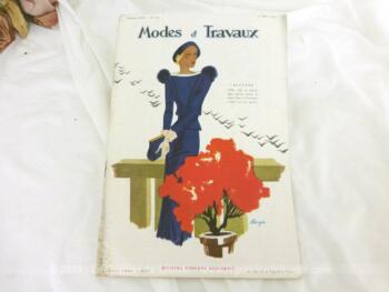 Voici la revue Modes et Travaux du 1er mars 1934 avec des superbes modèles de tailleurs et robe sans oublier le patron fourni pour des explications de travaux de broderies et couture. Des images sublimes !