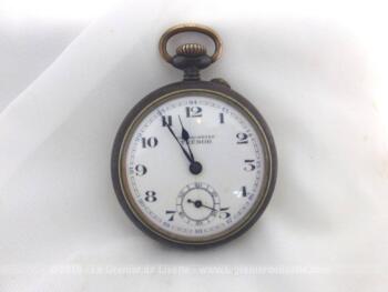 Ancienne montre gousset Trebor pour collectionneur, en métal façon étain avec aiguilles et boutons. Trés décorative.