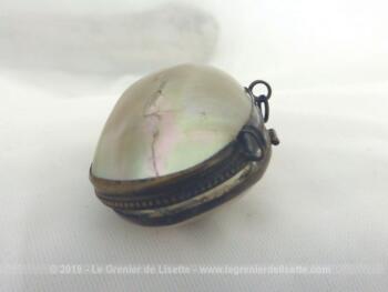 Ancien oeuf en nacre avec chapelet métal qui daterait du XIX°, époque Napoleon III.