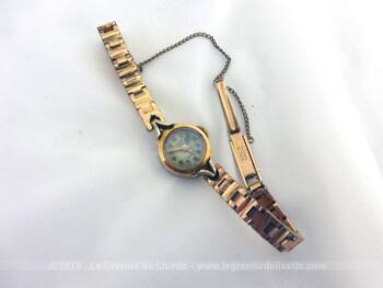 Ancienne petite montre de communiante, pour petit tour de poignet. Ne fonctionne pas mais reste très décorative.