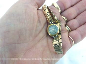 Ancienne petite montre de communiante, pour petit tour de poignet. Ne fonctionne pas mais reste très décorative.