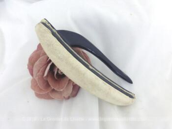 Ancien polissoir à ongles peau de chamois et plastique, très pratique pour avoir des ongles lisses.