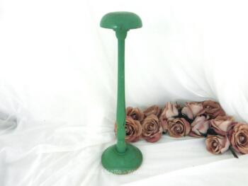 Très vintage porte chapeau shabby vert d'eau en bois, peint à la main de 30.5 cm de haut, originaire du magasin "Aux Galeries de la Croisette" à "Cannes".