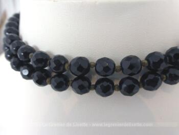 Ancien ras de cou double rangs perles noires de verre. Sur deux rangs de même longueur, ce collier est un superbe ras de cou.