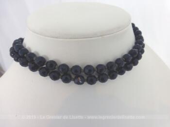 Ancien ras de cou double rangs perles noires de verre. Sur deux rangs de même longueur, ce collier est un superbe ras de cou.