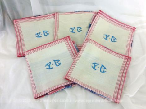 Voici un lot de 5 serviettes ou torchons monogrammes YE, en tissus coton rouge et bleu et rouge avec au centre les monogrammes brodés en bleus Y et E.