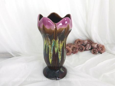 Dans le style Art Nouveau, voici un superbe vase façon Vallauris col rose avec une forme de tulipe et s'ouvrant en corolle.